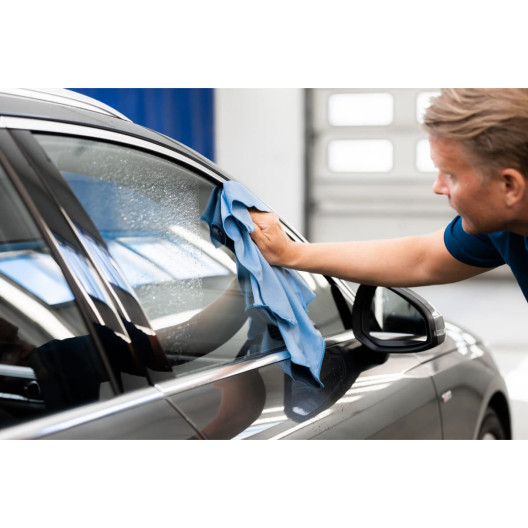 Microfiberklud som renser bilens ruder perfekt Microfiberklud som renser bilens ruder perfekt