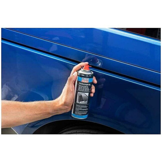 Silikone spray dåse i brug på bil