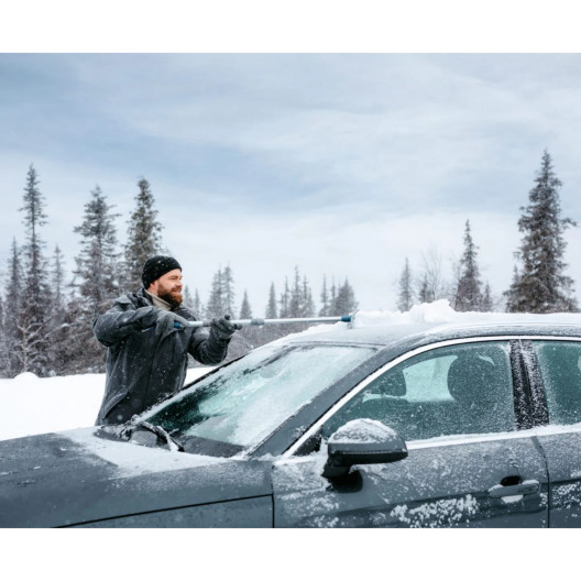 Fjerning af sne fra bilens tag med sne rydderen fra finske Kungs