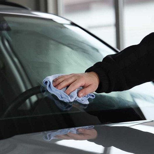 Voks og silikone fjerner påsmurt bilens frontrude - poleres væk med microfiberklud