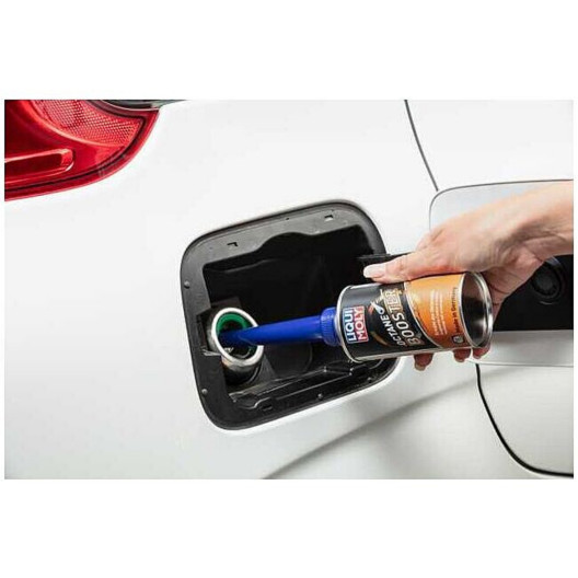 Liqui Moly octane booster påfyldes bil
