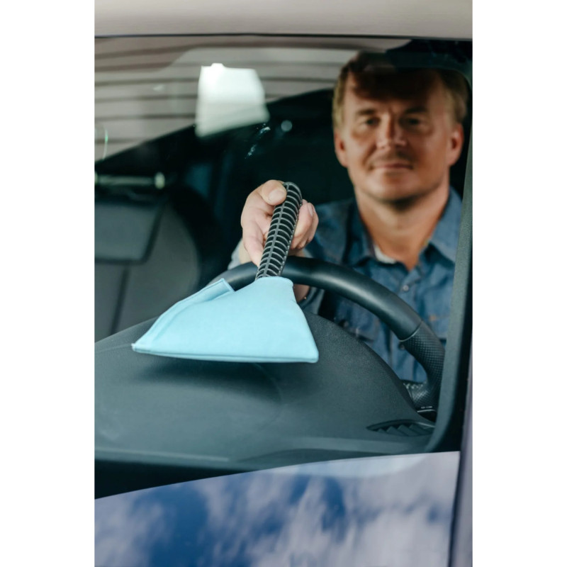 Rensning af bilens ruder indvendigt med microfiber med håndtag (lifestyle foto)