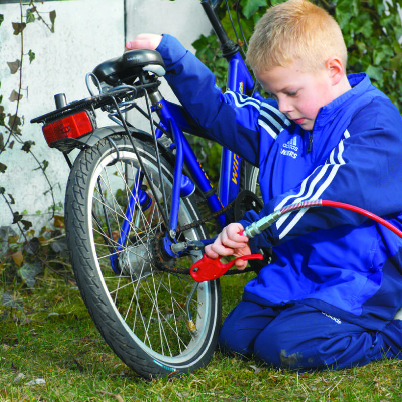 Oppumpning af cykel med trykluftpistol ra Jwl