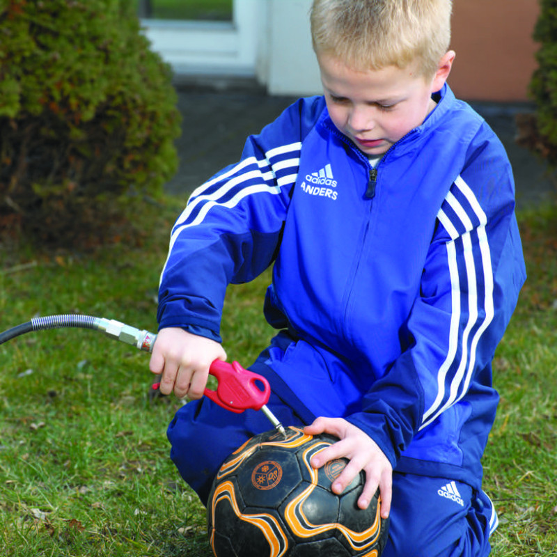 Oppumpning af bolde med trykluftpistol fra Danske Jwl