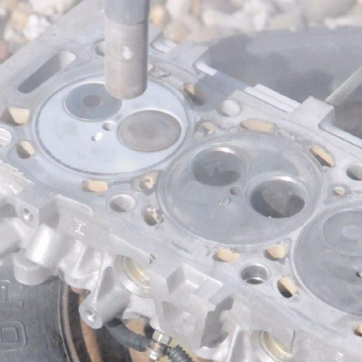 Sodablæseren er perfekt til rengøring af aluminium. Rengør topstykker og andet alu uden problemer