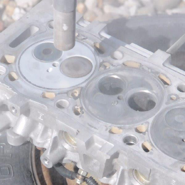 Sodablæseren er perfekt til rengøring af aluminium. Rengør topstykker og andet alu uden problemer