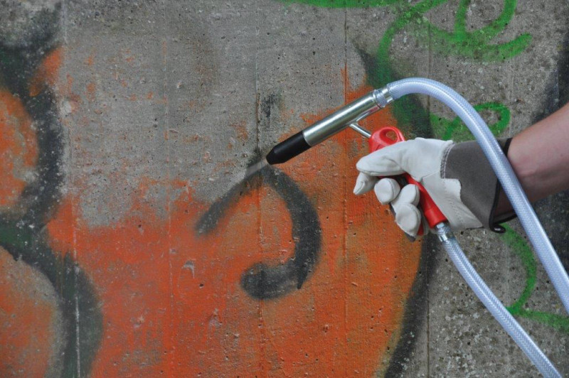 Graffiti fjernes nemt med sodablæsningssættet fra Jwl. Uden du ødelægger underlaget