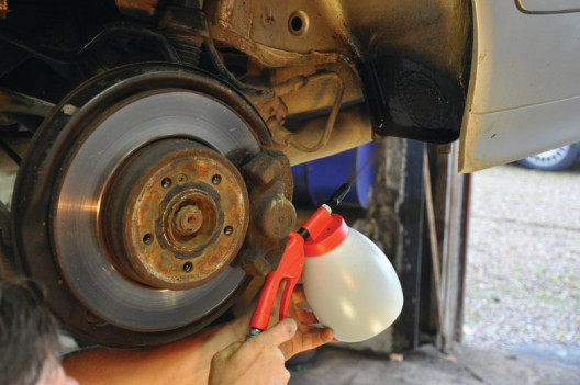 Bodypistol med beholder in action med sort undervognsbehandling